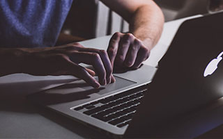 开云电子竞技-球队内部风波：某俱乐部管理层引发众怒，球队管理方案